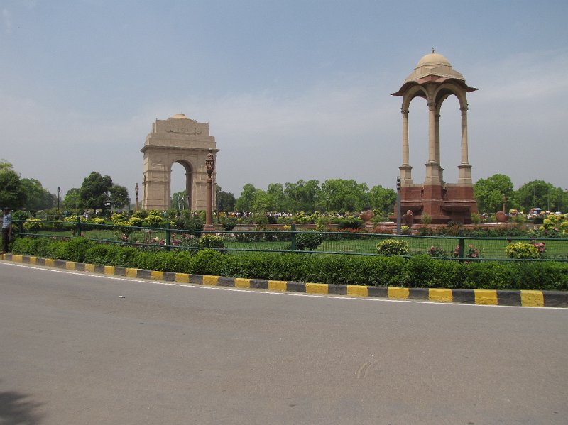 india gate.jpg - De tocht gaat verder langs de India gate.